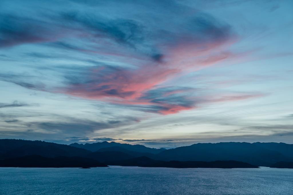 Thawsi Lake Hill Si Sawat Экстерьер фото